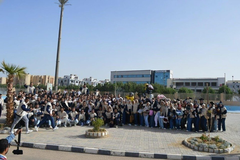 طلاب كلية الطب البشري بجامعة ميريت يحتفلون بإتمام سنوات الدراسة قبل بدء سنوات الامتياز